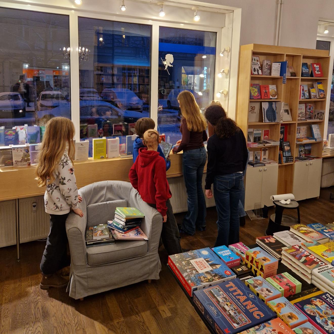 Die Leseclubkinder räumen unser Schaufenster ein
