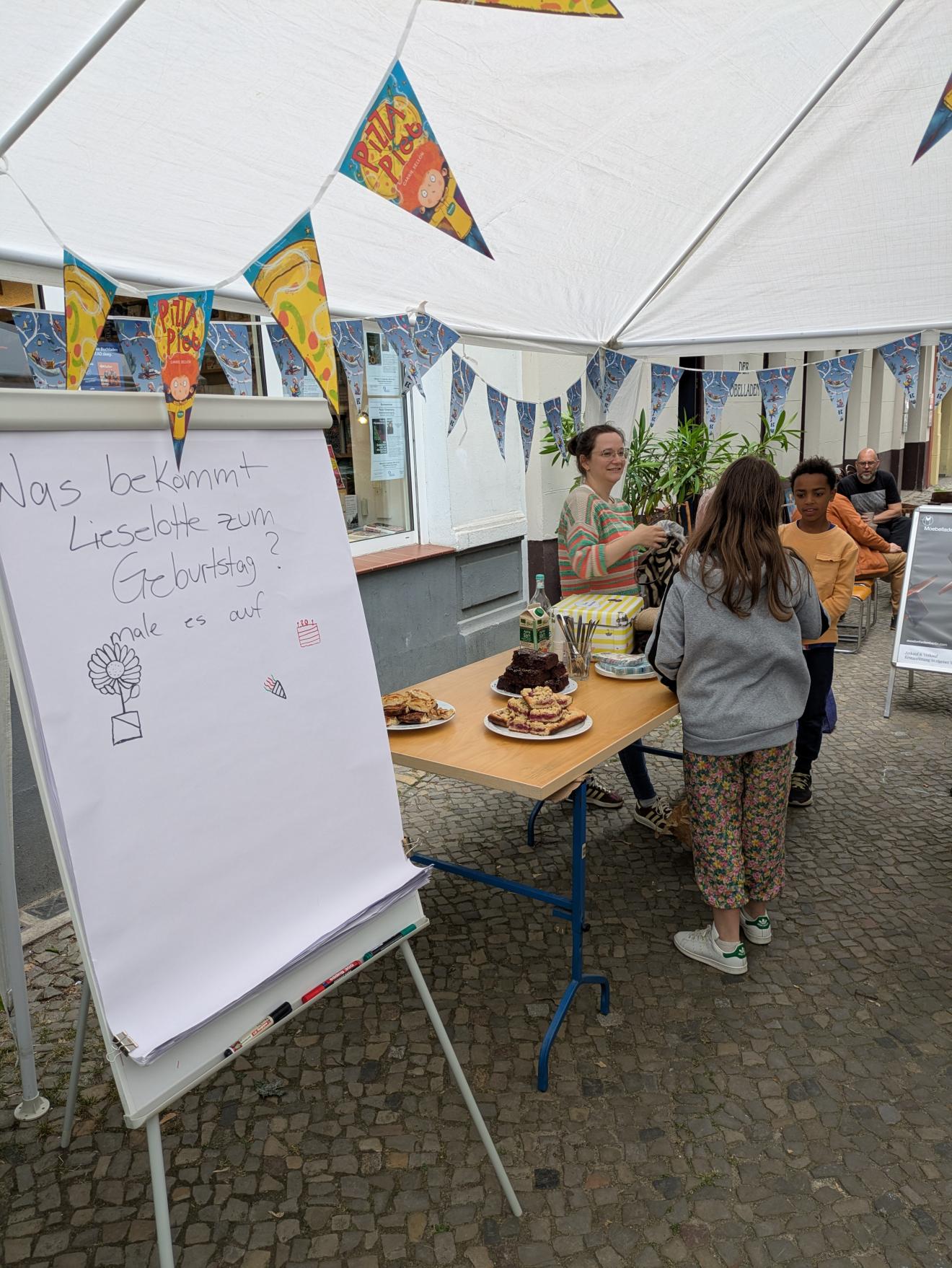 Lieselotte-Party vor dem Buchladen